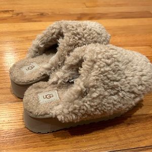 UGG SLIPPERS